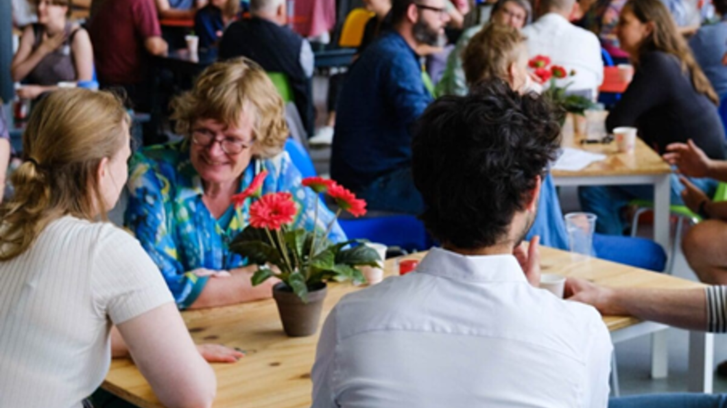 groep mensen in gesprek